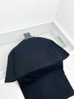 Maglietta nera in cotone confronto frontale, stile casual e moderno per look versatile.