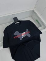 Maglietta nera con grafica di cane e logo collaborativo in stile streetwear.
