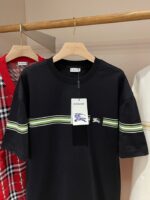 Maglietta nera casual con spessa striscia verde, stile moderno e tessuto di alta qualità.