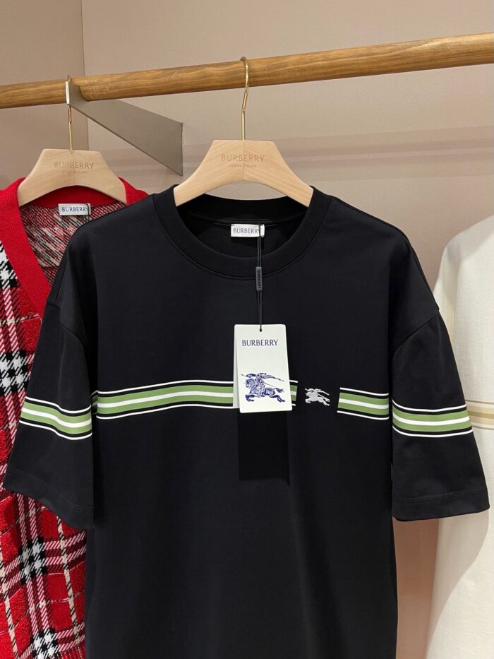 Maglietta nera casual con spessa striscia verde, stile moderno e tessuto di alta qualità.
