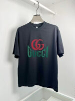 Maglietta nera Gucci con logo colorato, stile streetwear casual e moderno.