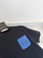 T-shirt nero Loewe con tasca blu, logo elegante e design minimalista di alta qualità.