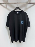 T-shirt nera casual con logo blu stilizzato, vestibilità rilassata e design moderno.