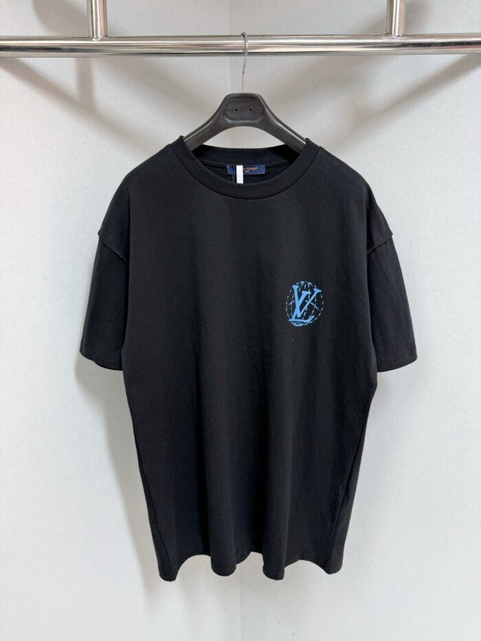 T-shirt nera casual con logo blu stilizzato, vestibilità rilassata e design moderno.