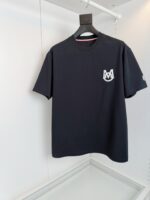 Maglietta nera minimalista con logo bianco stile casual e comfort senza tempo.