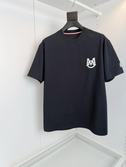 Maglietta nera minimalista con logo bianco stile casual e comfort senza tempo.