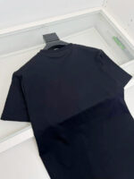 Maglietta nera semplice e morbida, perfetta per un look casual e versatile.