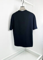 Maglietta nera basic da uomo, comoda e versatile, su attaccapanni bianco per look casual.