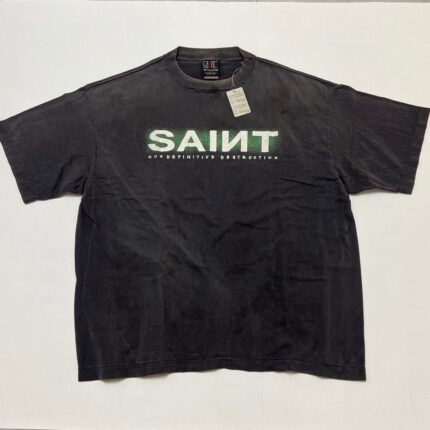 Maglietta nera oversize con logo SAINT effetto gradient verde e bianco, stile streetwear casual.