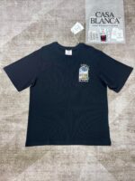 T-shirt nera con grafica tropicale, logo Casa Blanca, stile casual e estivo, morbida e di tendenza.