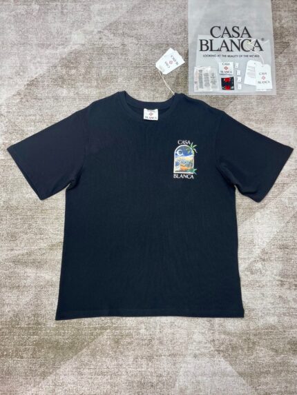 T-shirt nera con grafica tropicale, logo Casa Blanca, stile casual e estivo, morbida e di tendenza.