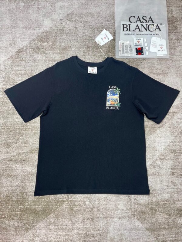 T-shirt nera con grafica tropicale, logo Casa Blanca, stile casual e estivo, morbida e di tendenza.