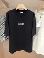 T-shirt nera streetwear con ricamo Barrow e pantaloncini a scacchi coordinati.
