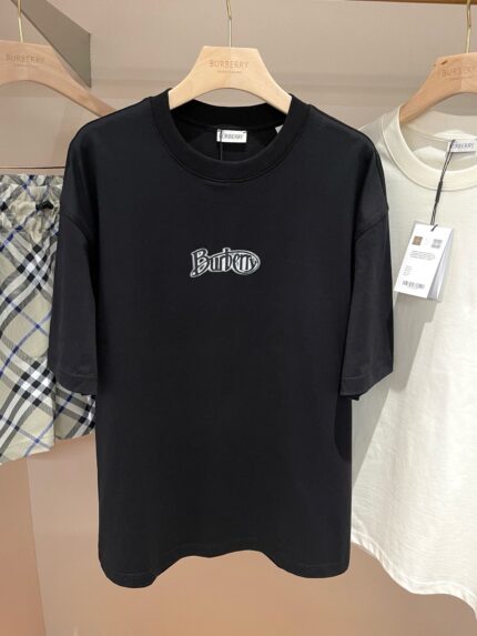 T-shirt nera streetwear con ricamo Barrow e pantaloncini a scacchi coordinati.