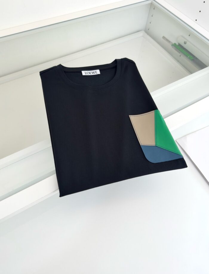 T-shirt nera con tasca geometrica colorata, stile moderno e elegante, perfetta per il casual chic.