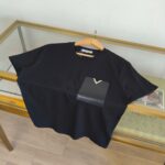 T-shirt nera casual con tasca a contrasto su vetrina, stile moderno e look versatile.
