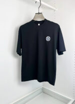 T-shirt nera con logo a croce, stile minimalista e versatile per ogni occasione casual.