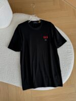 Maglietta nera con grafica di fiamme rosse, stile casual e versatile, alta qualità.