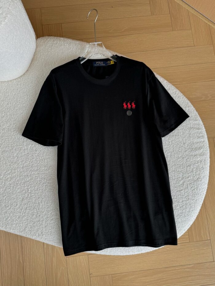 Maglietta nera con grafica di fiamme rosse, stile casual e versatile, alta qualità.