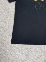 Maglietta nera con design grafico elegante in bianco e marrone.