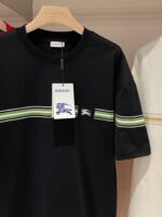 T-shirt nero con strisce verdi, logo minimalista, perfetta per uno stile casual e alla moda.