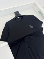 Maglietta nera con logo minimalista, stile casual ed elegante, ideale per ogni occasione.