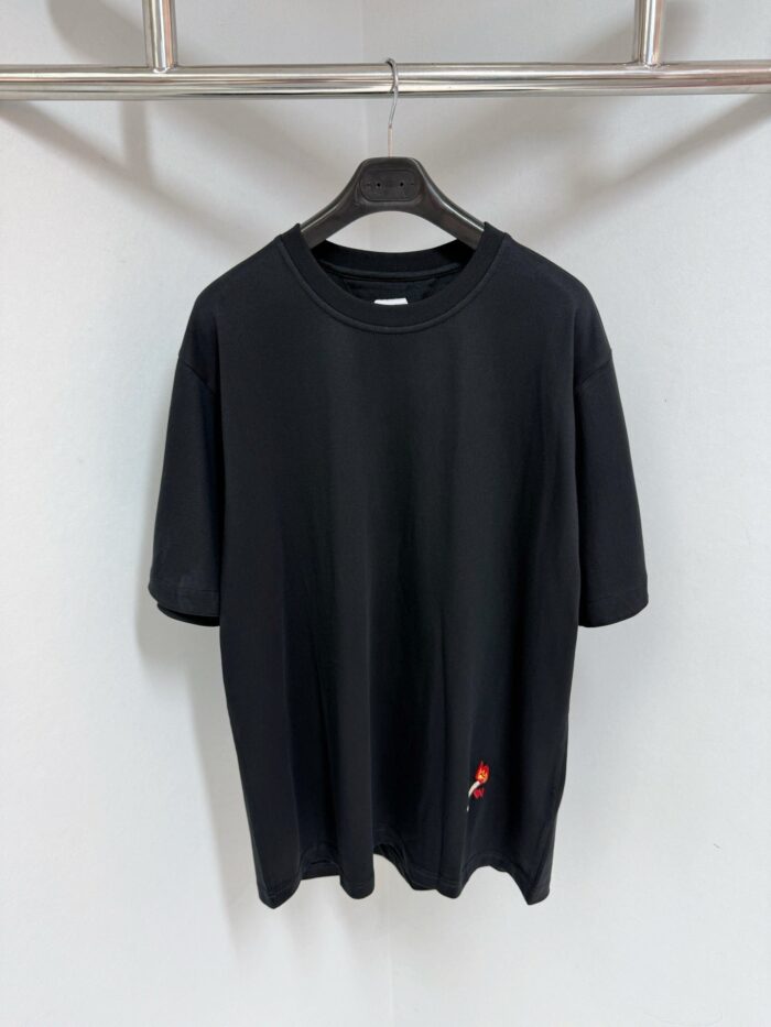 T-shirt nero minimalista con logo rosso, stile casual e moderno, da mostrare sulla gruccia.