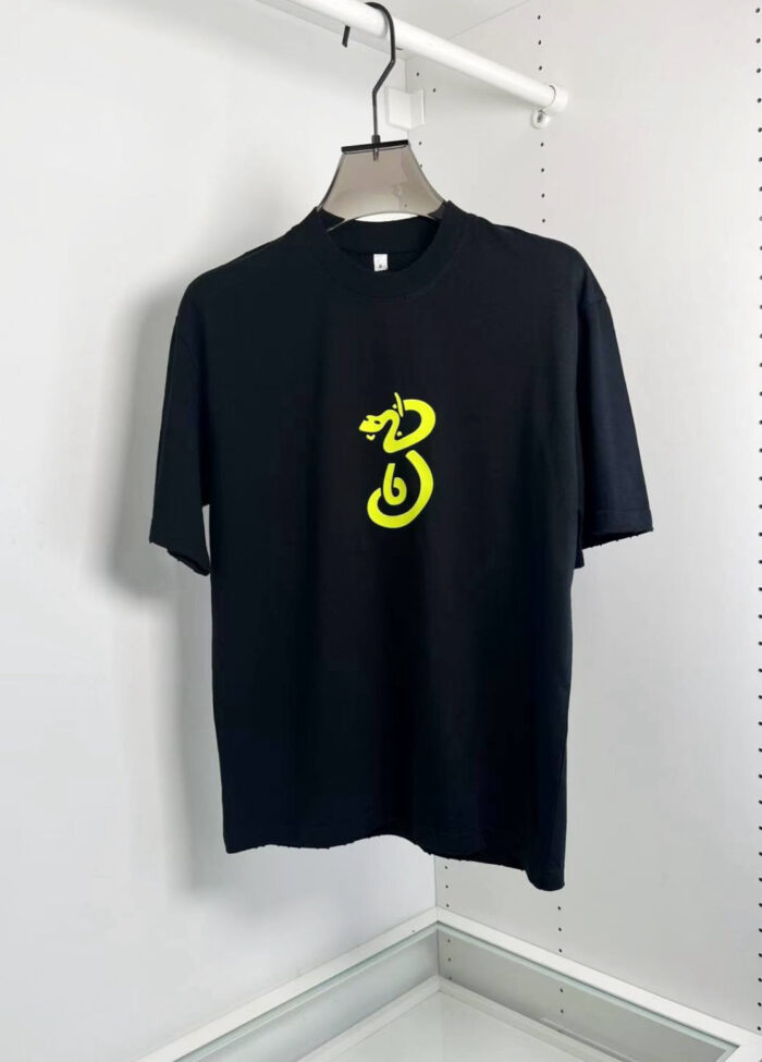 Maglietta nera con grafica neon di un cobra e forma casual unisex.