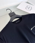 Maglietta nera moderna con tasca zippata, vestibilità elegante e stile minimalista.