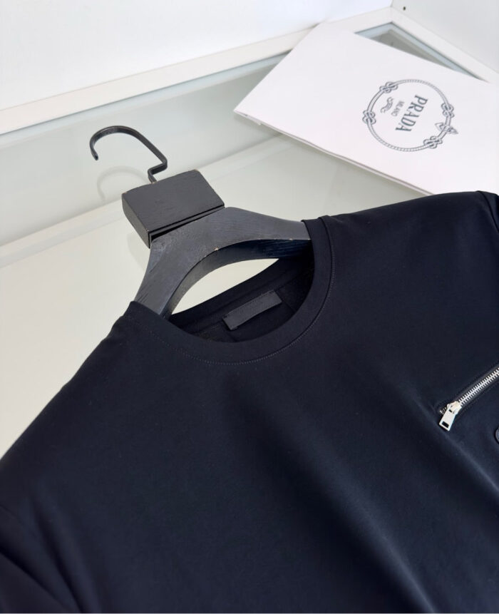 Maglietta nera moderna con tasca zippata, vestibilità elegante e stile minimalista.