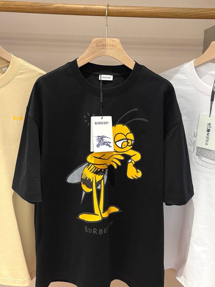 Maglietta nera con graphic di ape cartoon divertente, stile streetwear casual e originale.