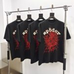 Magliette nere con logo “spïder” e ragnatela rossa, stile streetwear urbano e originale.