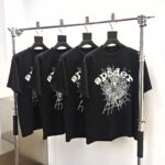 T-shirt nere con grafica a ragnatela e testo dinamico, stile streetwear moderno e trendy.