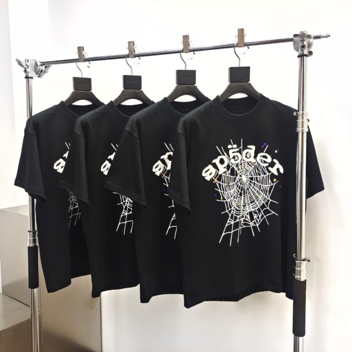 T-shirt nere con grafica a ragnatela e testo dinamico, stile streetwear moderno e trendy.