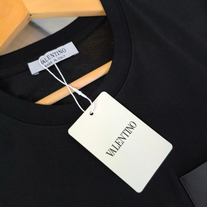 Camicia nera Valentino su gruccia di lusso, elegante e minimalista per ogni occasione sofisticata.