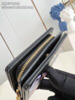 Portafoglio nero elegante con zip dorata, compatto e funzionale per stile e praticità quotidiana.