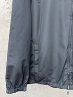 Giacca nera impermeabile e moderna con polsino elasticizzato e tasca nascosta.