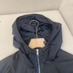 Giacca nera leggera e elegante con cappuccio, perfetta per outfit casual e sportivi.