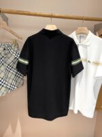 Set di polo bianche e nere con shorts a quadri, perfetti per look estivi casual e eleganti.