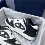 Sneakers nere e bianche con cuore, design elegante e stile versatile, in scatola con logo autentico.