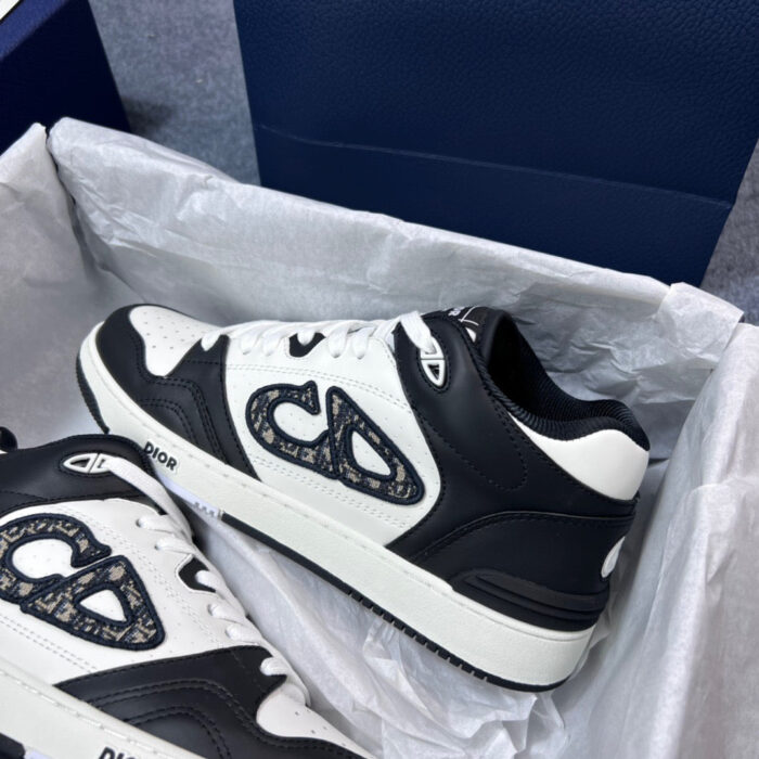 Sneakers nere e bianche con cuore, design elegante e stile versatile, in scatola con logo autentico.