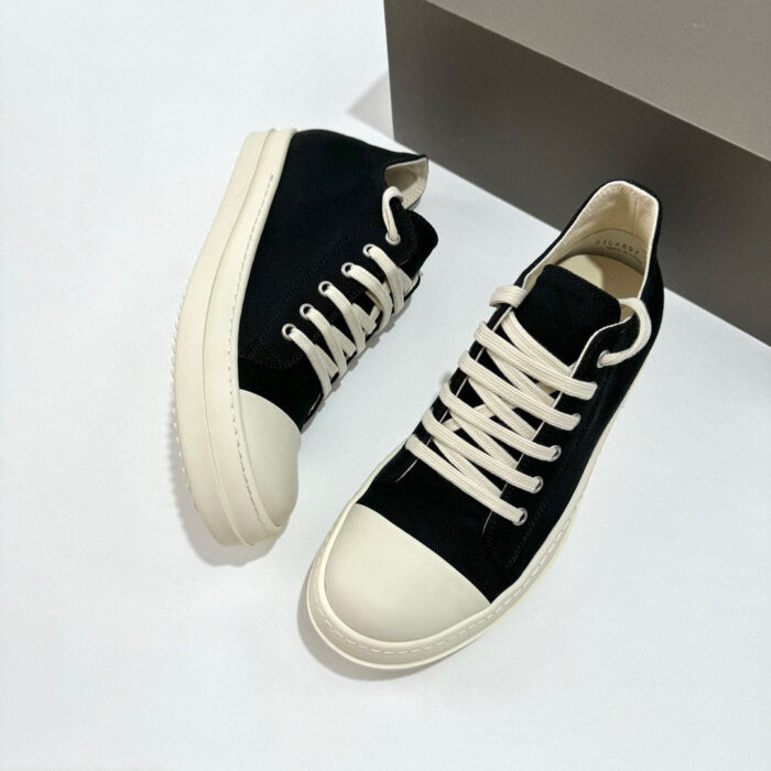 Sneakers nere e bianche moderne, versatile e confortevoli per ogni stile e occasione.