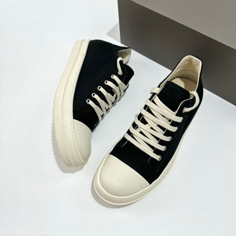 Sneakers nere e bianche moderne, versatile e confortevoli per ogni stile e occasione.
