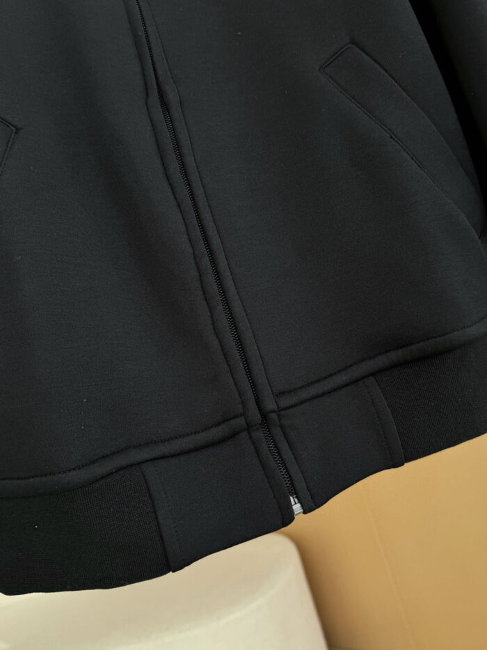 Felpa nera con cappuccio, tasche e lavorazione di alta qualità, stile casual e confortevole.