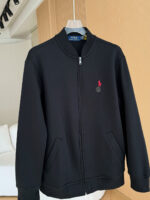 Giacchetto nero minimalista con logo rosso, perfetto per casual e athleisure.
