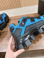 Scarpa sportiva moderna blu e nera con suola robusta, grip superiore e design dinamico adatto a sport e casual.