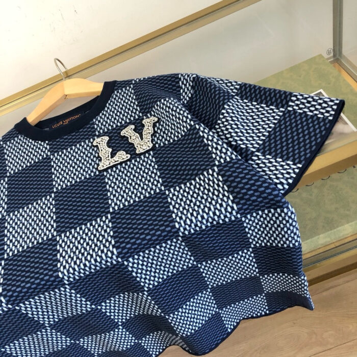 Camicia uomo a quadri blu con logo LV, stile casual e di lusso.