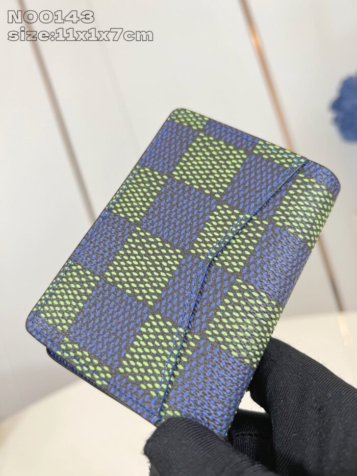 Portafoglio slim checkered blu e verde, compatto e stile moderno, in mano con dettaglio curato.