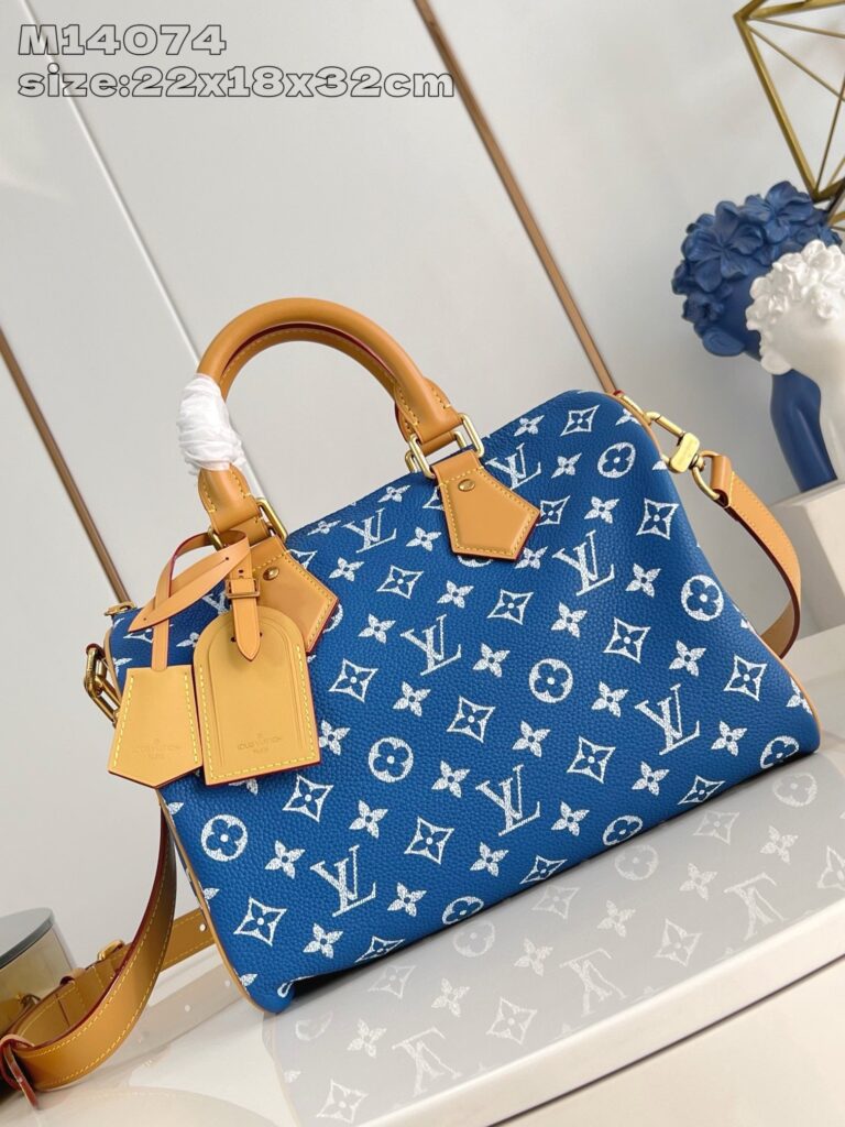 Borsa Louis Vuitton blu monogramma, elegante, versatile e di lusso con dettagli in pelle e hardware oro.