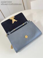 Borsa blu elegante con dettagli oro e interno in velluto, stile sofisticato e di tendenza.